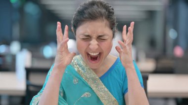 Genç Hintli Kadın Bağırıyor, Bağırıyor 