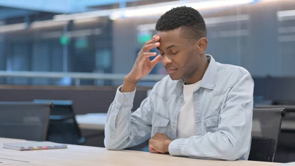 Orolig afrikansk man tänker på jobbet — Stockfoto