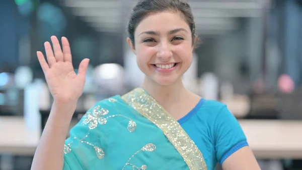 Mujer india joven saludando, dando la bienvenida —  Fotos de Stock