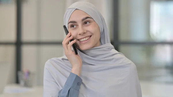 Junge Araberin spricht auf Smartphone — Stockfoto