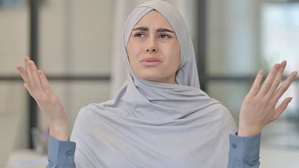 분노를 느끼고 분노 한 젊은 아랍 여자 — 스톡 사진