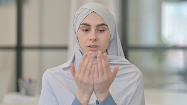 闭眼祈祷的阿拉伯青年妇女 — 图库照片
