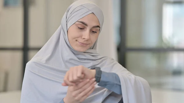 Genç Arap Kadın Nöbet tutuyor, Bekliyor — Stok fotoğraf