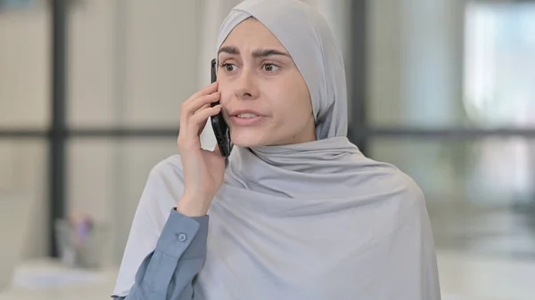 在智能手机上愤怒的咄咄逼人的年轻阿拉伯妇女 — 图库照片