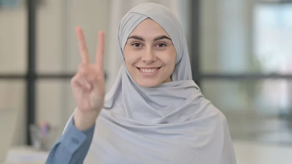 Jonge Arabische vrouw toont overwinningsteken — Stockfoto