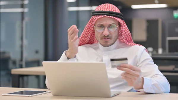 Online Betalning misslyckande på laptop av medelålders arabiska mannen — Stockfoto