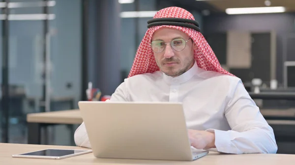在办公室工作的阿拉伯中年男子 — 图库照片