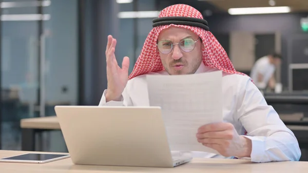 持有手提电脑的中年阿拉伯男子对遗失证件的反应 — 图库照片