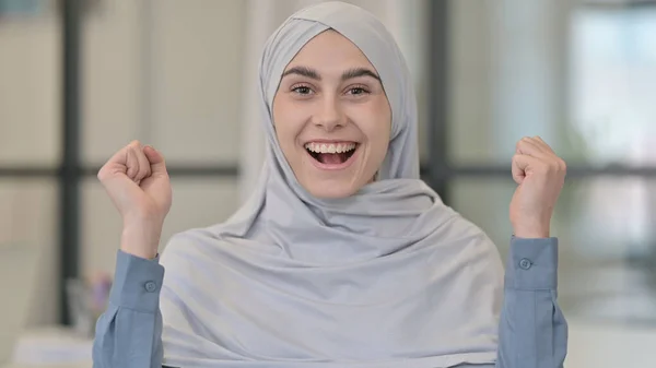 Succesvolle jonge Arabische vrouw viert feest — Stockfoto