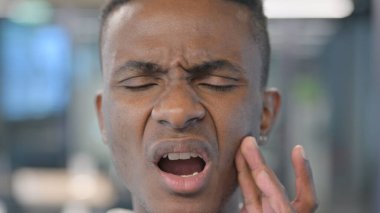 Afrikalı adamın diş ağrısına yakın çekim