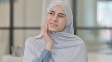 Dişi ağrıyan genç Arap Kadın, Cavity 