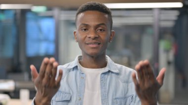 İnsanları davet eden Afrikalı adamın portresi