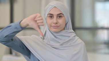 Genç Arap Kadın 'dan Başparmak İndirme Hareketi 