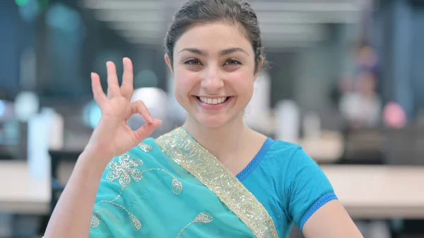 Joven mujer india mostrando Ok signo —  Fotos de Stock