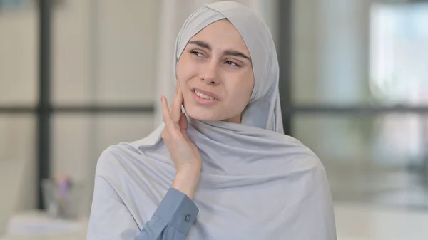 Young Arab Woman having Toothache, Cavity — Stock Photo, Image