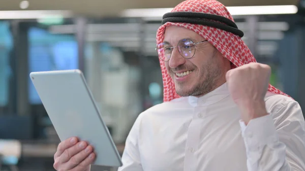 阿拉伯中年男子在桌面上庆祝成功 — 图库照片