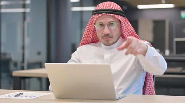 Medelålders arabisk man med bärbar dator Peka på kameran — Stockfoto