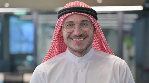 Orta Çağ Arap Adamı Kameraya Gülümsüyor 