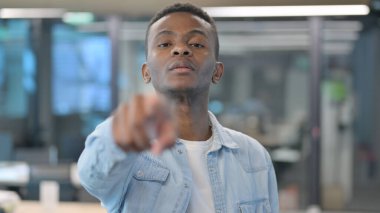 Kamerayı işaret eden Afrikalı adamın portresi 