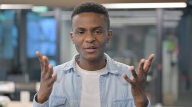 Çevrimiçi Video Konuşan Afrikalı Adamın Portresi 