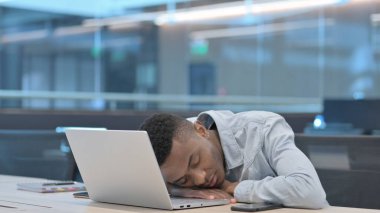 Dizüstü bilgisayarlı Afrikalı Ofiste Şekerleme Yapıyor 