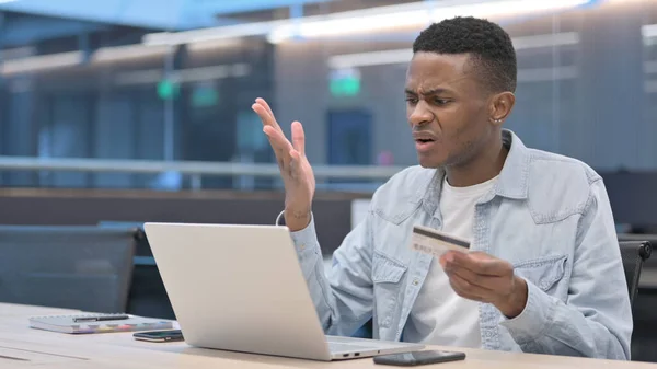 Online fizetési hiba a laptopon Afrikai Man — Stock Fotó
