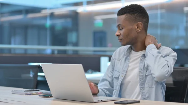 Homem Africano com Laptop com Dor no Pescoço — Fotografia de Stock