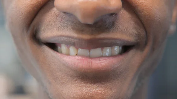 Primer plano del sonriente hombre africano —  Fotos de Stock