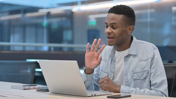 Afrikai férfi beszél videohívás Laptop — Stock Fotó