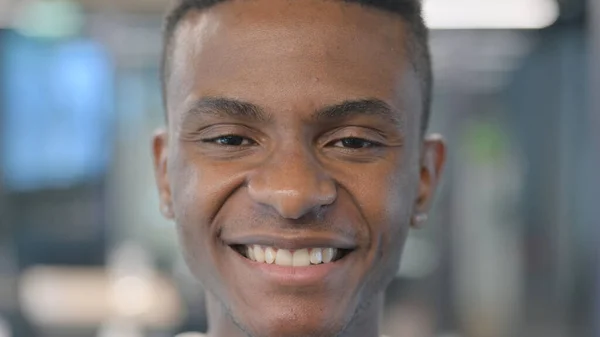 Face Close up of African Man Sorrindo para a câmera — Fotografia de Stock