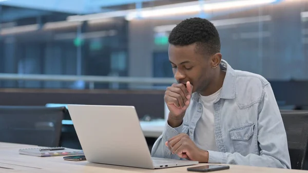 Afrikaner mit Laptop hat Husten — Stockfoto