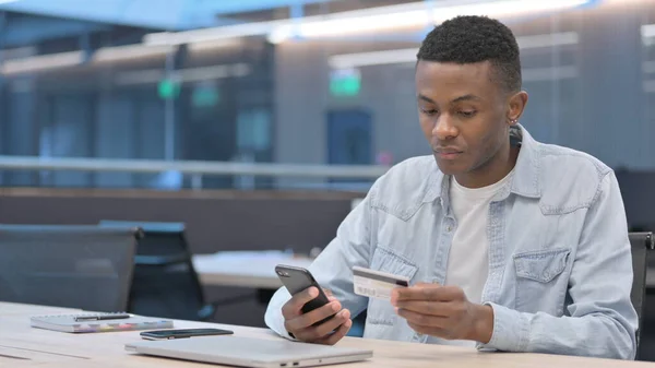 Afrikaner macht Online-Zahlung per Smartphone — Stockfoto