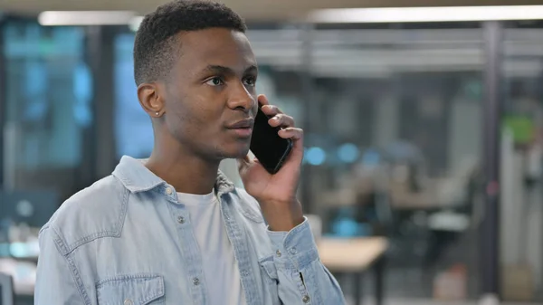 Porträt eines Afrikaners, der am Telefon spricht — Stockfoto