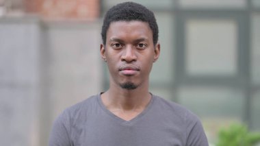 Kameraya Bakan Genç Afrikalı Adamın Portresi 