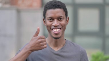 Pozitif Genç Afrikalı Adam 'ın Başparmaklarını Yukarı Yaparken Portresi