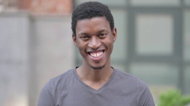 Genç Afrikalı Adam 'ın portresi Sallanan Kafa' dan Evet