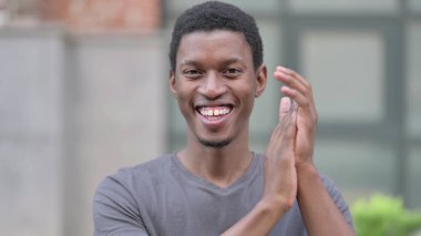 Minnettar Genç Afrikalı Alkışlayan Adamın Portresi 