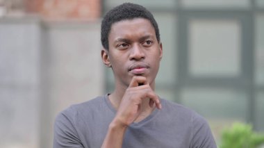 Düşünceli Genç Afrikalı Düşünen Adamın Portresi