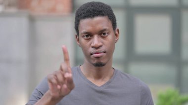 Genç Afrikalı Adam 'ın portresi Parmak İşareti ile Hayır
