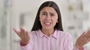 Kızgın ve Tartışan Genç Latin Kadın Portresi 