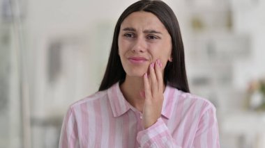 Genç Latin Kadın Diş Ağrısı, Cavity 'nin Portresi 