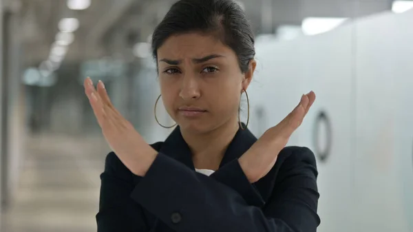 Retrato de grave jovem indiana empresária dizendo não por braços cruzados — Fotografia de Stock