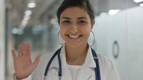 Retrato de bela indiana feminino médico fazendo vídeo chat — Fotografia de Stock