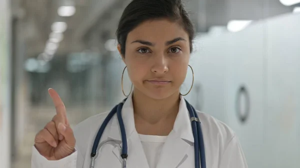 Kızgın Hintli Kadın Doktor 'un portresi Parmak ile Hayır 