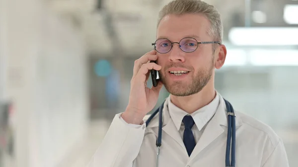 Fiatal férfi orvos portréja Telefonon beszél — Stock Fotó