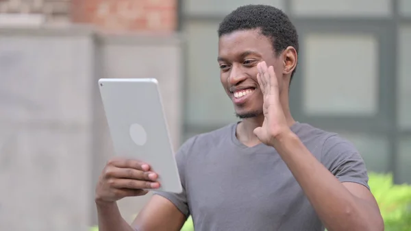 젊은 아프리카 남자가 타블렛에서 비디오 콜을 하는 모습 — 스톡 사진