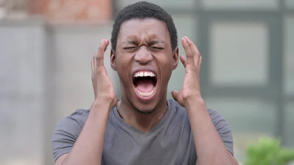 Retrato de Angry Young African Man Gritando, Gritando — Fotografia de Stock