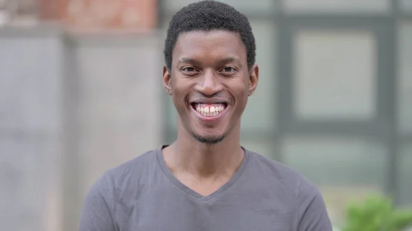 Portrait of Happy Young African Man Smiling at Camera — Stock Photo, Image