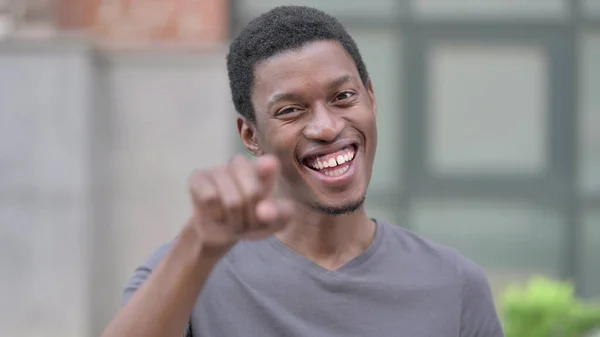 Retrato de un joven africano alegre señalando la cámara —  Fotos de Stock