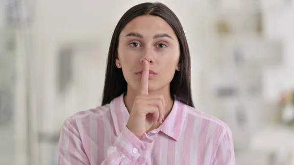 Portret van Strikte Latijnse Vrouw Putting Finger op Lips, Stille Teken — Stockfoto